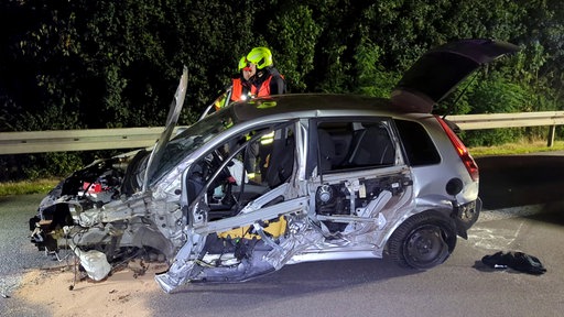Ein Auto ist ramponiert