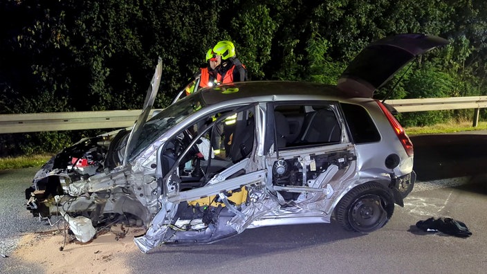 Ein Auto ist ramponiert