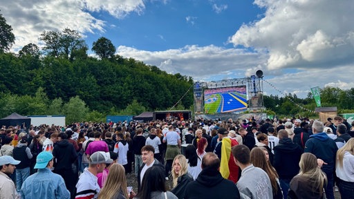 1.800 Fußballfans beim Rudelgucken in Lüdenscheid