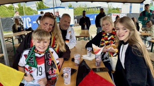 Familie Zahn möchte durch das Public Viewing in WM-Stimmung kommen