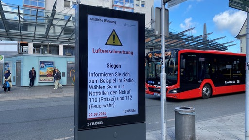 Eine Information auf einer elektrischen Tafel an einem Bahnhof