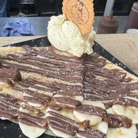 Ein Crèpes mit Banane, Nutella und einer Kugel Vanilleeis