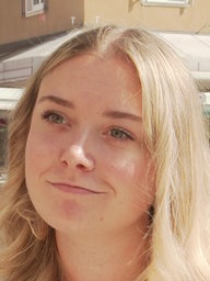 Eine lächelnde junge Frau