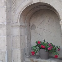 Hakenkreuz direkt neben der Tür einer Kirche