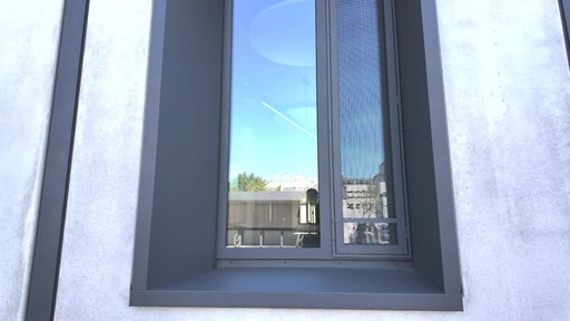 Tiefe, dunkle Fenster eines Gebäudes