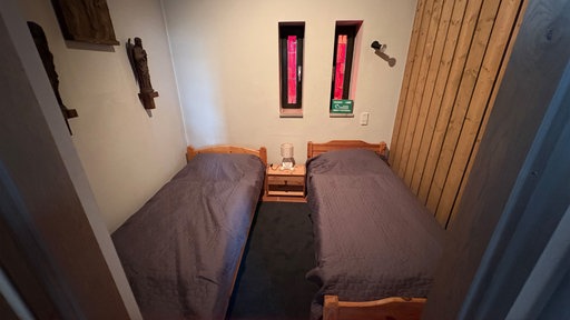 Zwei schmale Betten in einem Zimmer