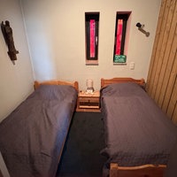 Zwei schmale Betten in einem Zimmer
