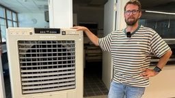 Matthias Hartkamp mit einer Klimaanlage