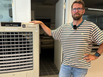 Matthias Hartkamp mit einer Klimaanlage