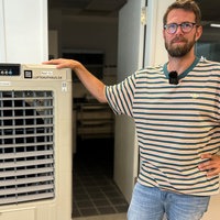 Matthias Hartkamp mit einer Klimaanlage