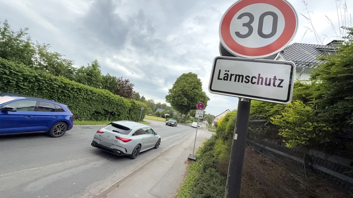 "Tempo 30 km/h"- und "Lärmschutz"-Schild 