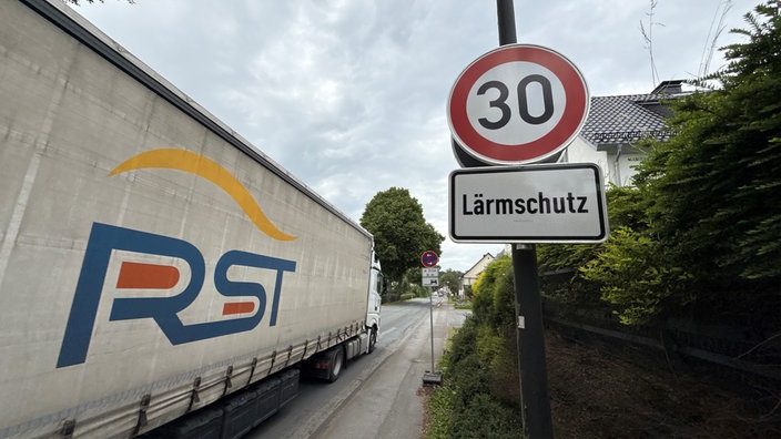 "Tempo 30 km/h"- und "Lärmschutz"-Schild 