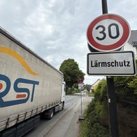 "Tempo 30 km/h"- und "Lärmschutz"-Schild 