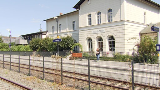 Leute warten am Bahnhof Arnsberg-Oeventrop auf den Zug