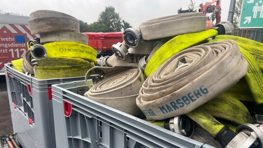 Feuerwehrschläuche in Transportboxen