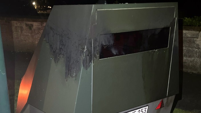 An einem Blitzeranhänger sieht man die Brandbeschädigungen durch einen Molotow-Cocktail.