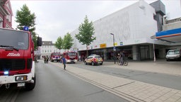 Fahrzeuge der Feuerwehr Arnsberg am Einsatzort 