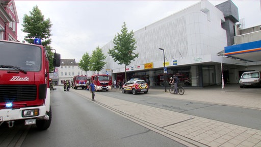 Fahrzeuge der Feuerwehr Arnsberg am Einsatzort 