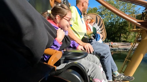 Ein Kind auf der Riesenschaukel im Fort Fun