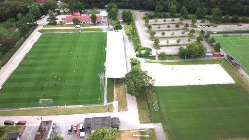Drohnenansicht eines Fußballfeldes 