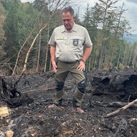 Förster Marc Messerschmidt entdeckt ein Glutnest