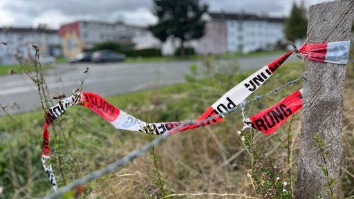 Polizeiabsperrung nahe mutmaßlichem Tatort