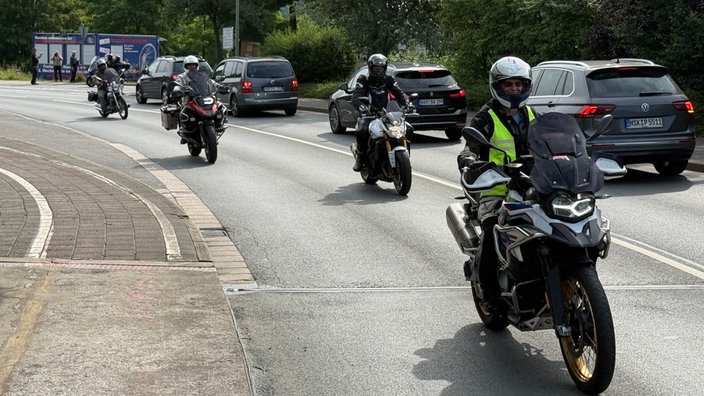 Mehrere Motorradfahrer auf einer Straße