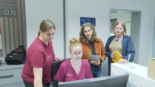 Die Wissenschaftlerin schauen sich auch die Arbeitsabläufe in Brilon an