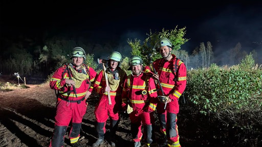 Gruppenbild von Feuerwehrmännern im Einsatz
