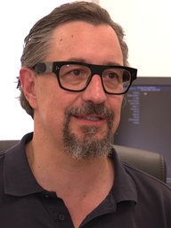 Ein Mann, der interviewt wird