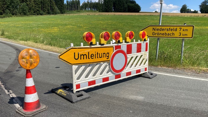 Eine Strasse mit einer Umleitungsabsperrung.