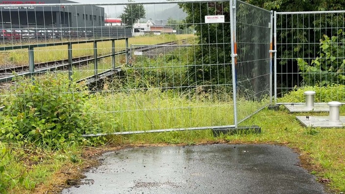 Mit einem Zaun abgesperrter Abgrund