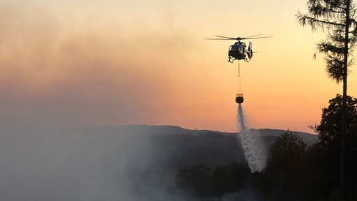 Löschhubschrauber kämpft gegen Waldbrand