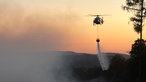 Löschhubschrauber kämpft gegen Waldbrand