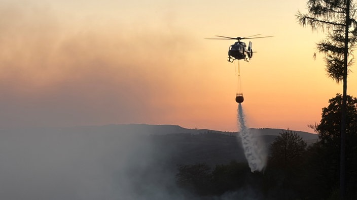 Löschhubschrauber kämpft gegen Waldbrand