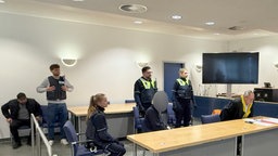 Prozess gegen einen Mann, der Polizeiautos demolierte