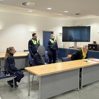 Prozess gegen einen Mann, der Polizeiautos demolierte