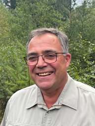Marc Messerschmidt lächelt in die Kamera 