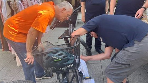 Zwei Männer mit einem Fahrrad