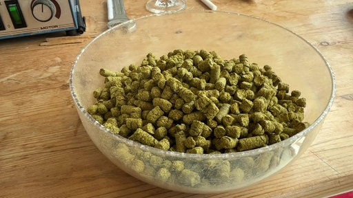 Hopfenpellets in einer Glasschüssel.