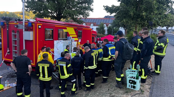 Feuerwehr bespricht Einsatz bei Waldbrand in Sundern