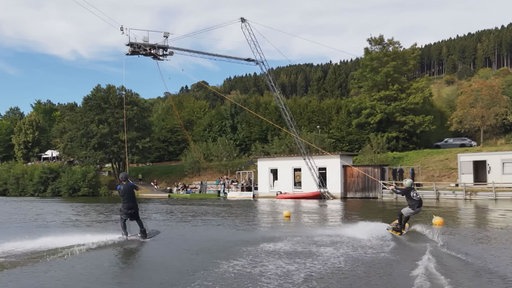 Mann der auf einem See mit Wasserski fährt