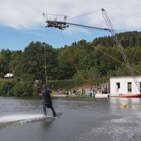 Mann der auf einem See mit Wasserski fährt