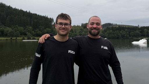 Zwei Männer vor einem See