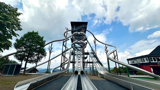 Ein hoher Turm mit mehreren Rutschen.