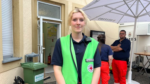 Eine Frau steht vor der Kamera