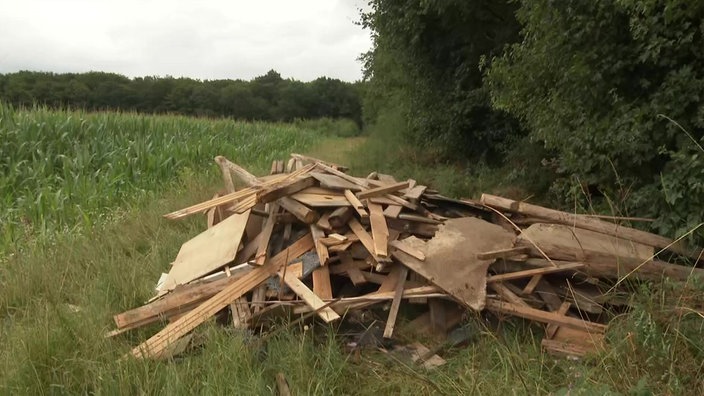 Ein Stapel mit Holzabfall