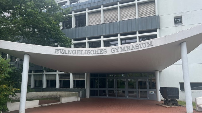 Gebäudeeingang einer Schule