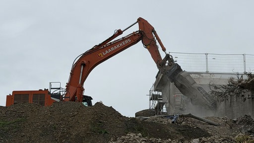Bagger bei der A45-Brückensprengung