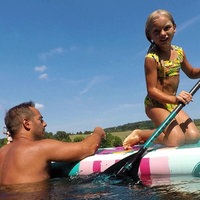 Papa Dennis und seine Tochter auf dem Stand-up-Paddle-Board